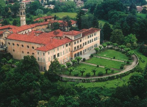 La facciata e il lato verso la Chiesa di San Vittore e la Sala del Coro