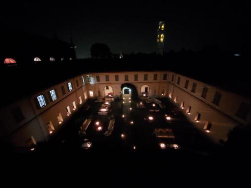 Il Chiostro illuminato con le candele